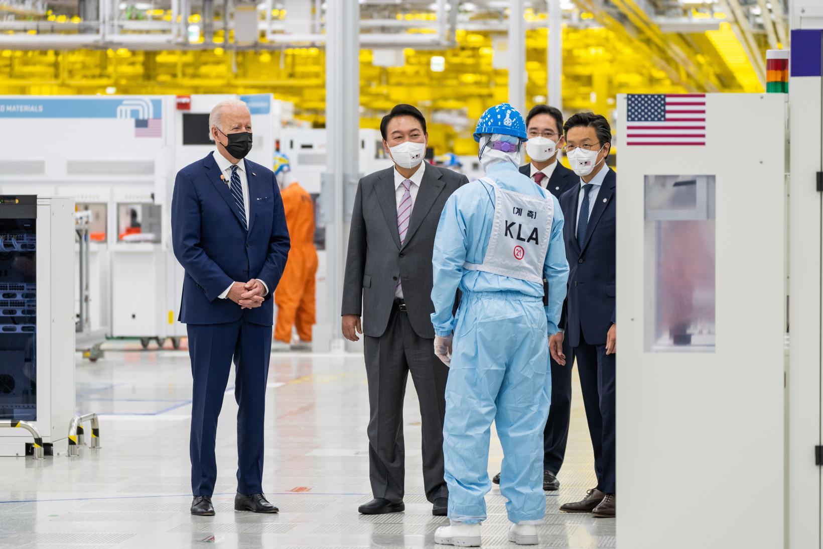 美国总统拜登抵达韩国 首站参观三星芯片厂