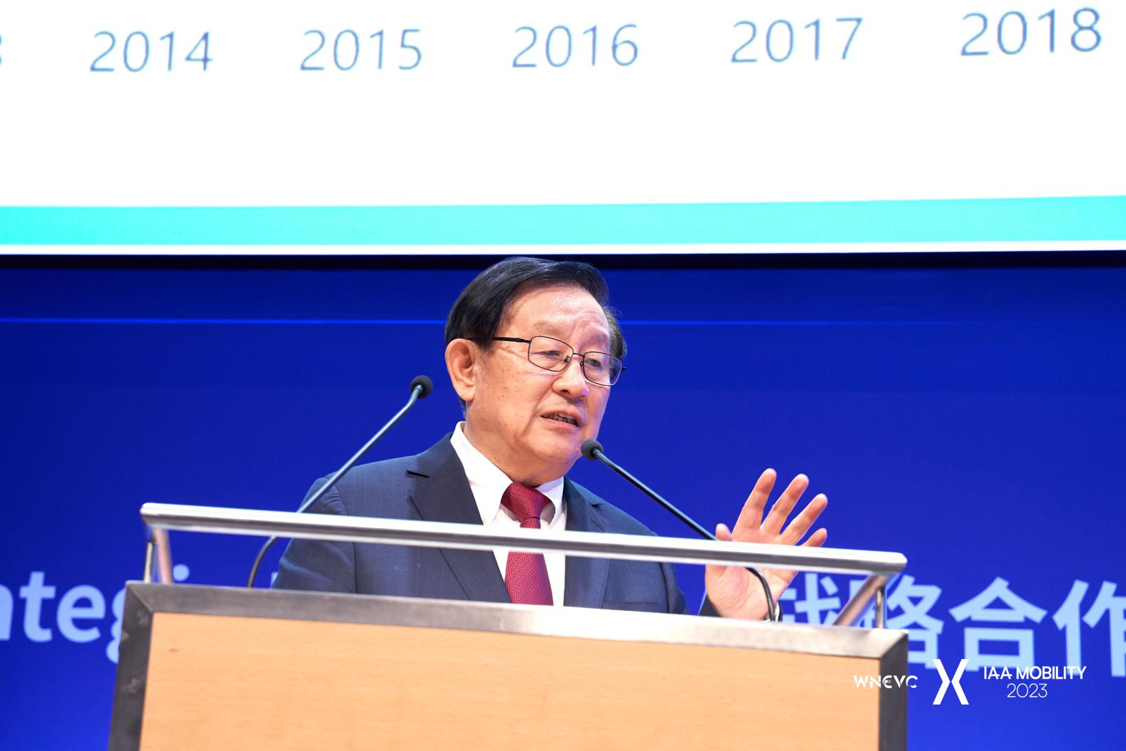 2023世界新能源汽车大会 | 中国科协主席万钢：深化全球合作 加速新能源汽车产业全面市场化