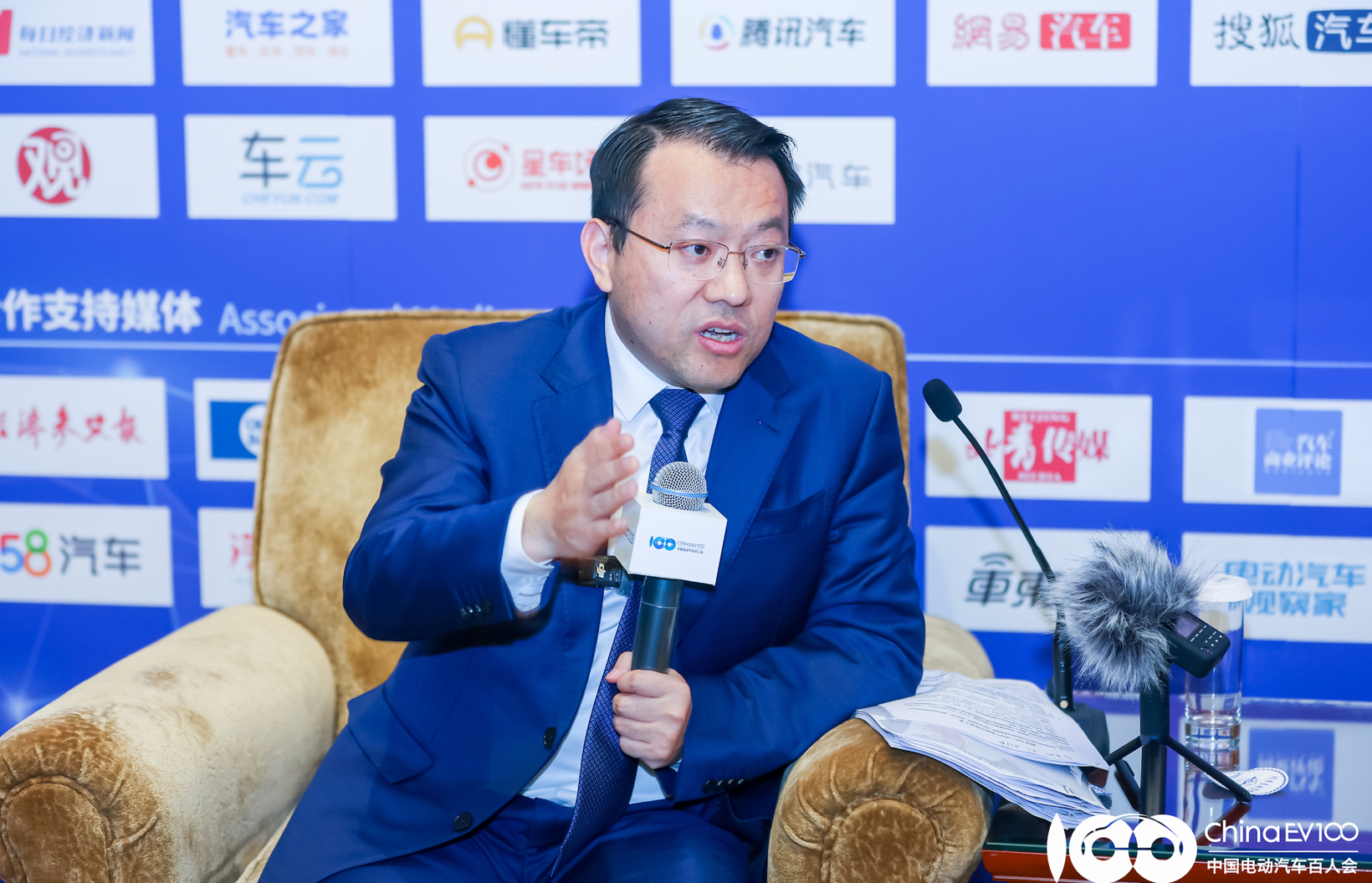 电动化和智能化，吉利汽车“两场架”一起打