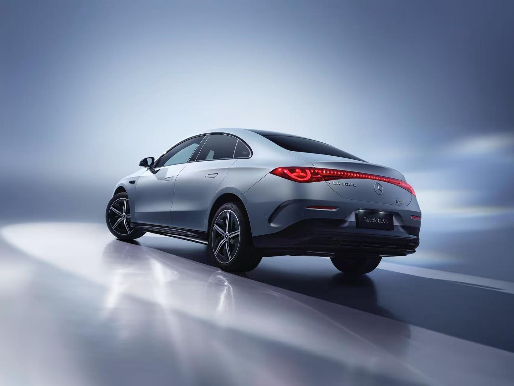 梅赛德斯-奔驰全新纯电长轴距CLA、Vision V概念车亮相