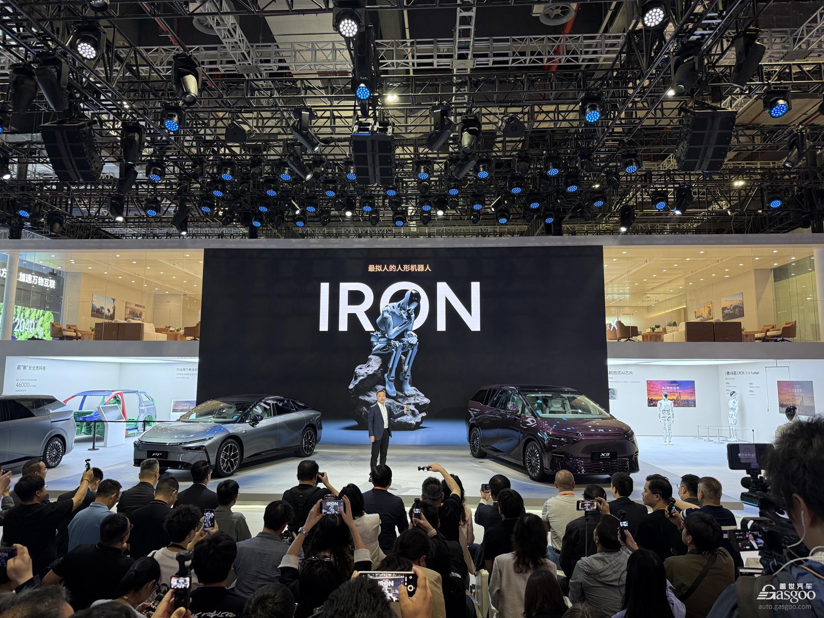 何小鹏携机器人IRON亮相上海车展