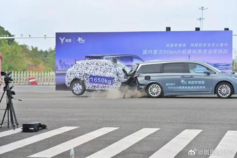 岚图高管呛声理想MEGA，MPV竞赛从打安全牌开始