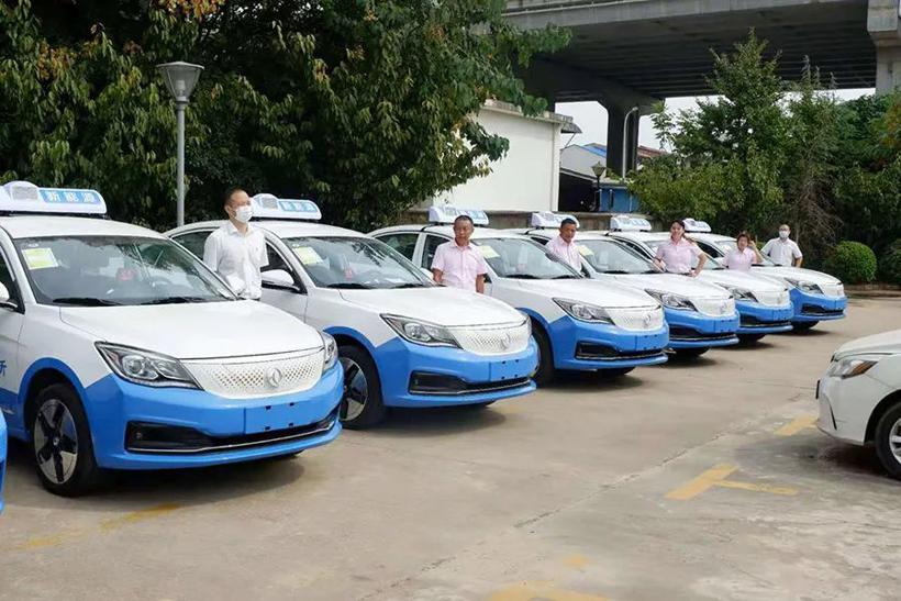 萝卜快跑引爆无人驾驶出租车赛道，武汉3万司机强烈抗议：留条活路吧