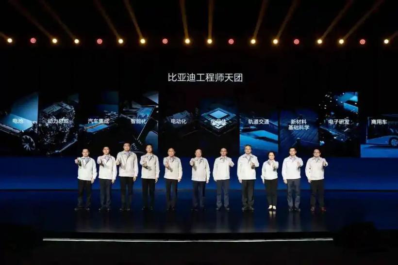 智驾战争2025：一场算力、数据与野心的生死竞逐