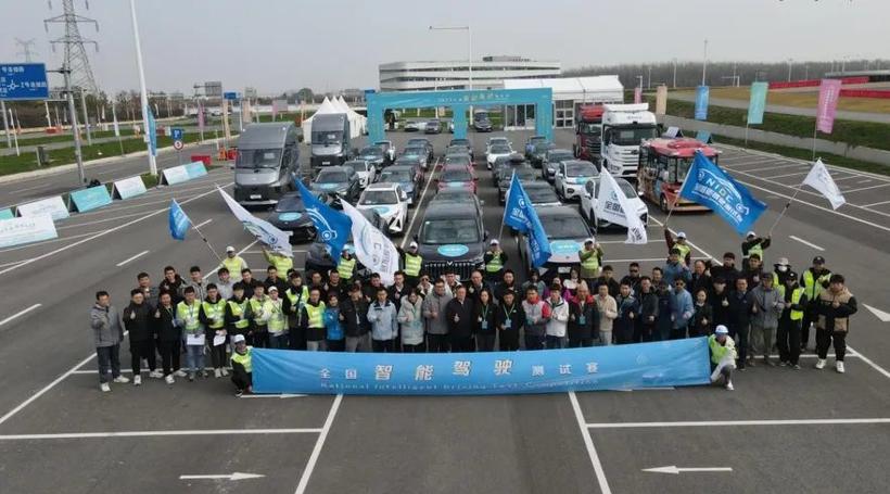 “慎用智驾”的大标语，比“全民智驾”更洗脑