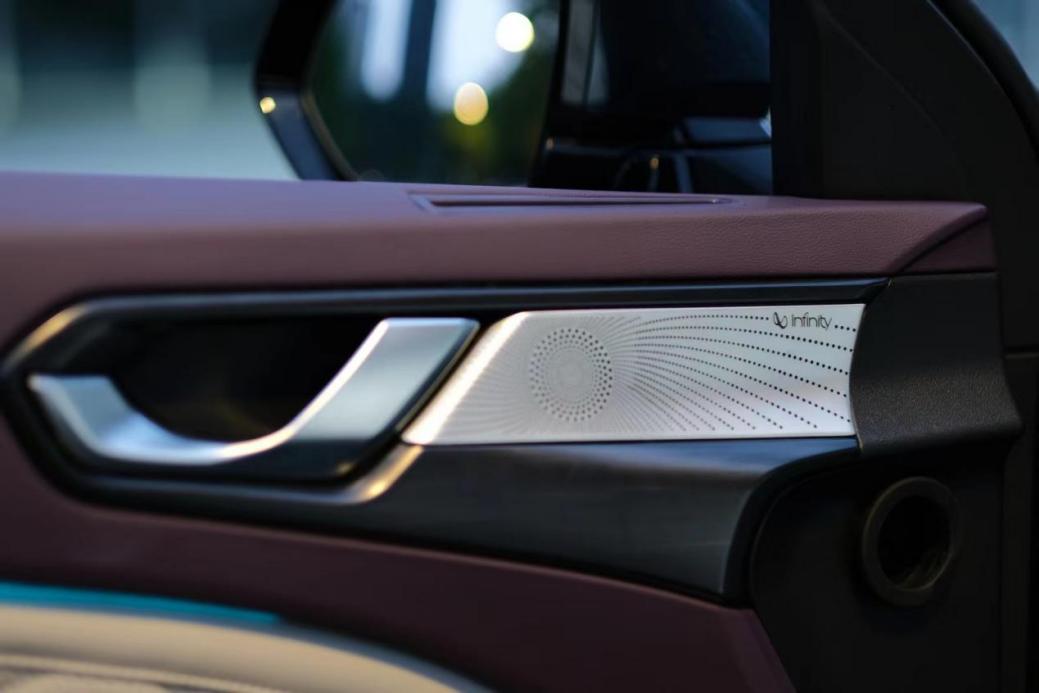 魏牌高端新能源市场布局再加码，拿铁DHT-PHEV 综合补贴后22.9万元起