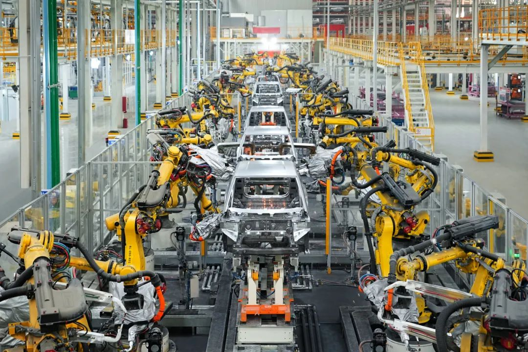比亚迪2023年销量突破300万辆，锁定全球新能源车销冠