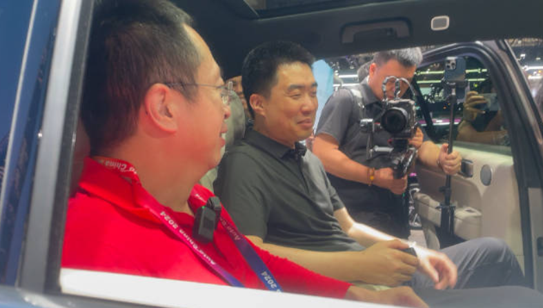 接棒“余大嘴”？“批评”理想、教育安聪慧......，周鸿祎到处指点车圈“大佬”