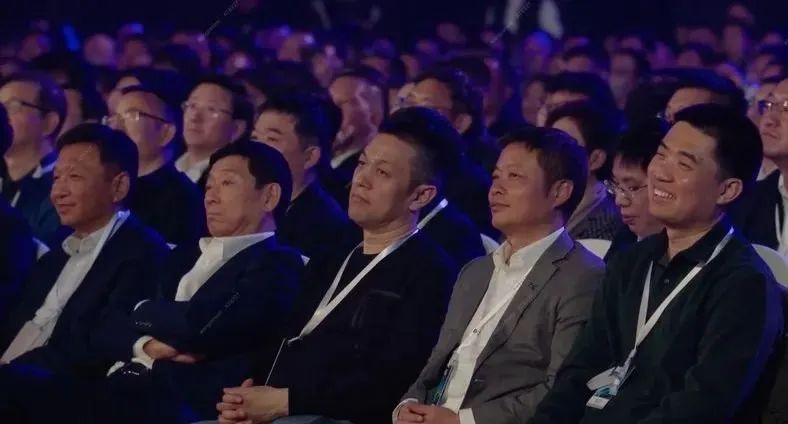 接棒“余大嘴”？“批评”理想、教育安聪慧......，周鸿祎到处指点车圈“大佬”