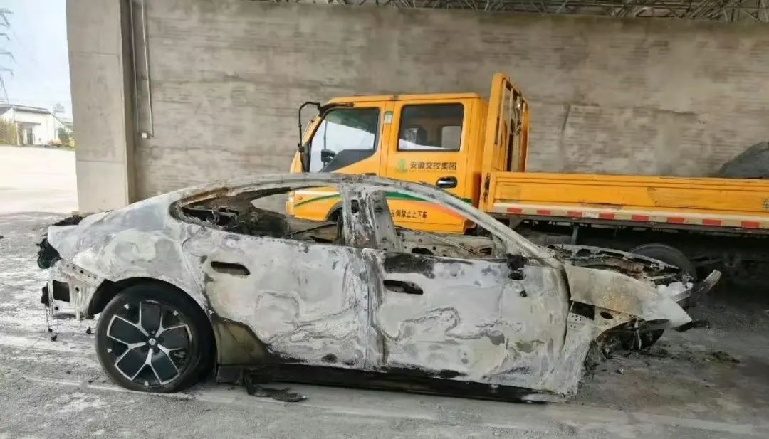 SU7高速碰撞爆燃致3死，小米公布行车数据摘要，股价跌超5%