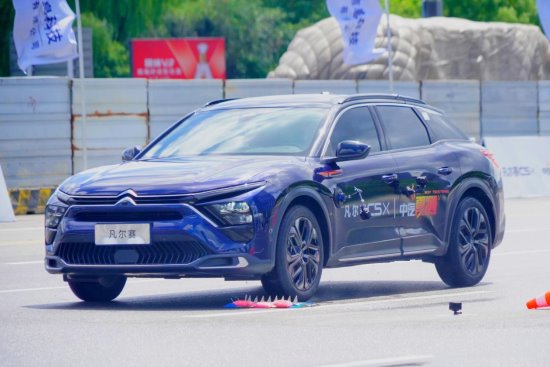 凡尔赛C5 X获2025中汽夏测健康与操控双安全权威验证证书